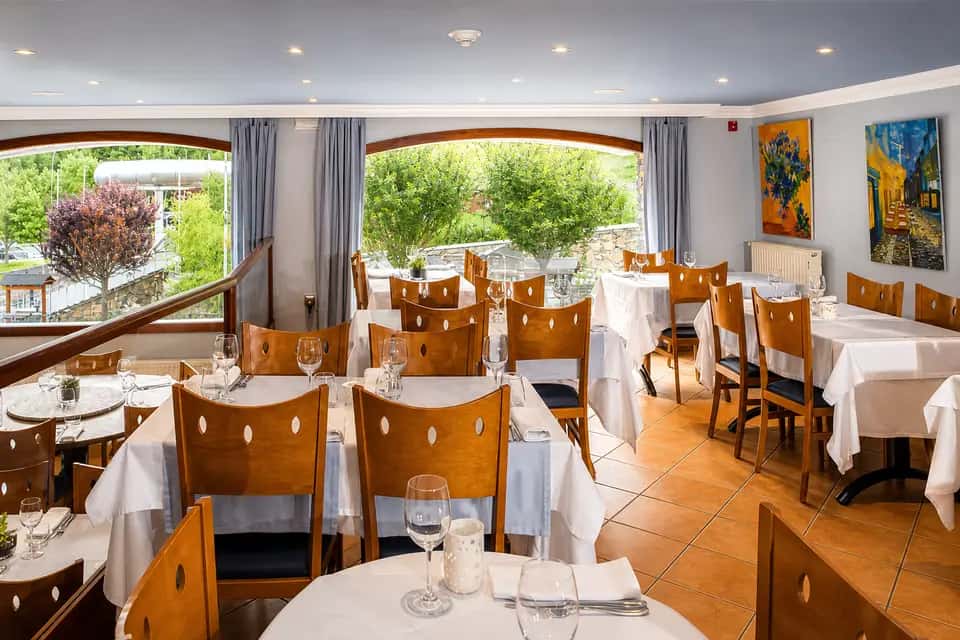 Daylit Restaurant Montané dining room
