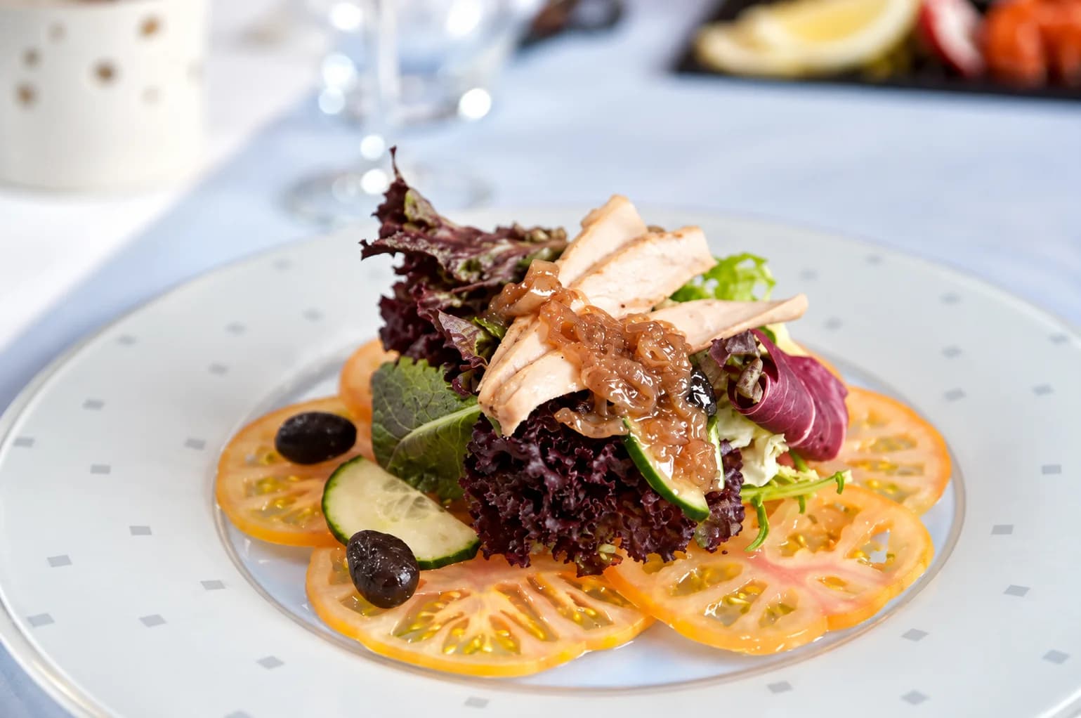 Entrante de ensalada recién preparado en el Restaurant Montané