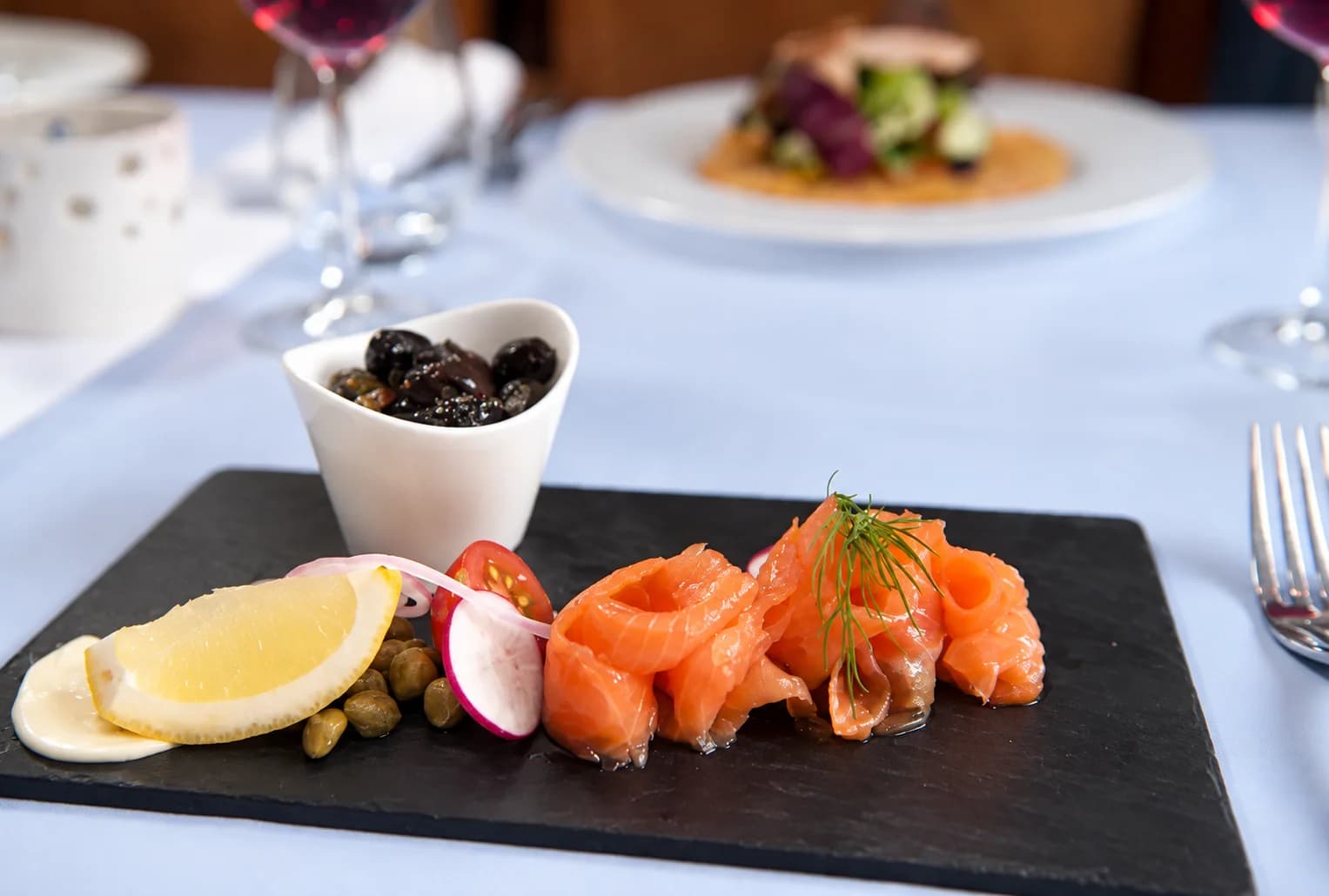 Entrante de salmón ahumado en el Restaurant Montané