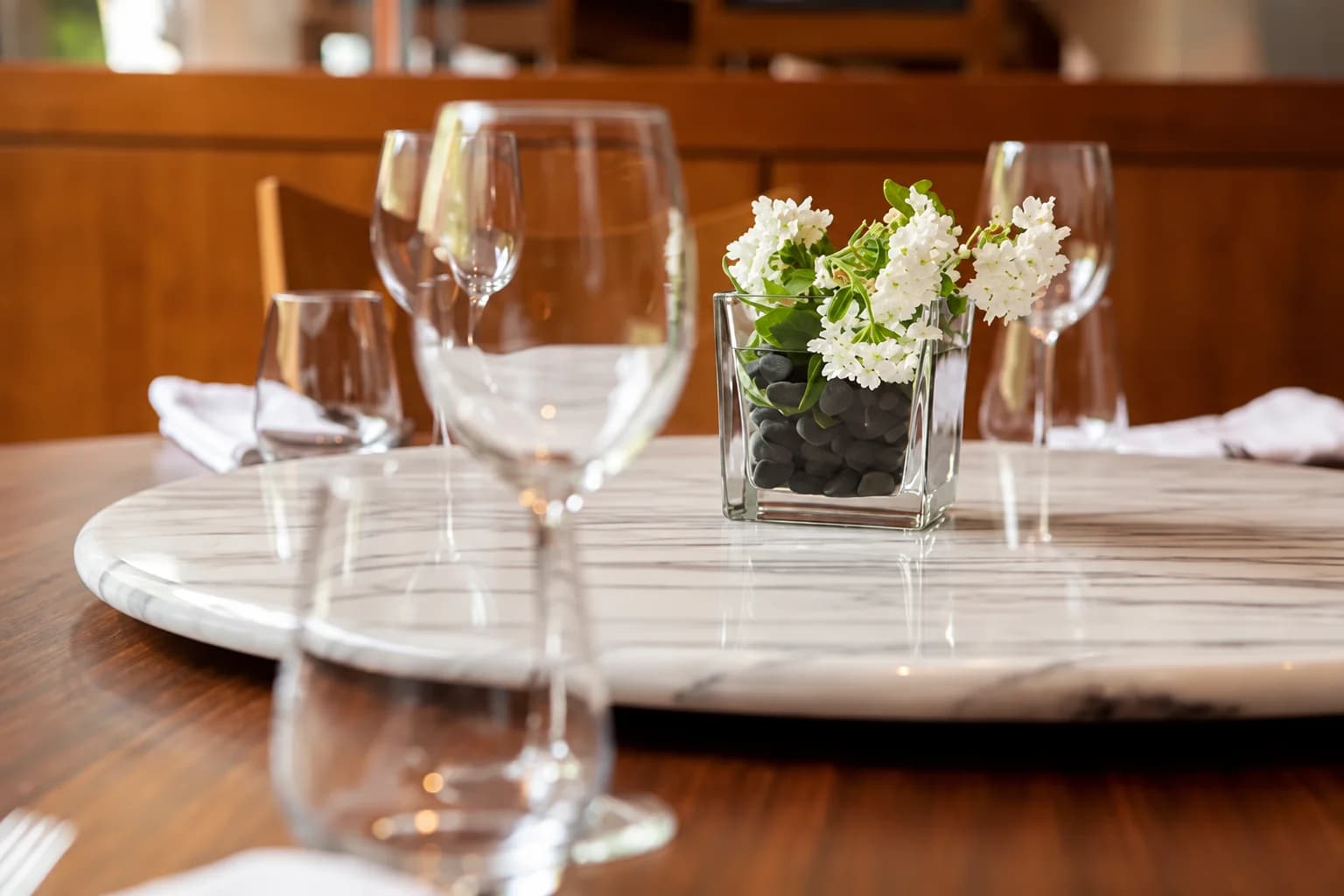 Mesa del Restaurant Montané con flores y copas de vino