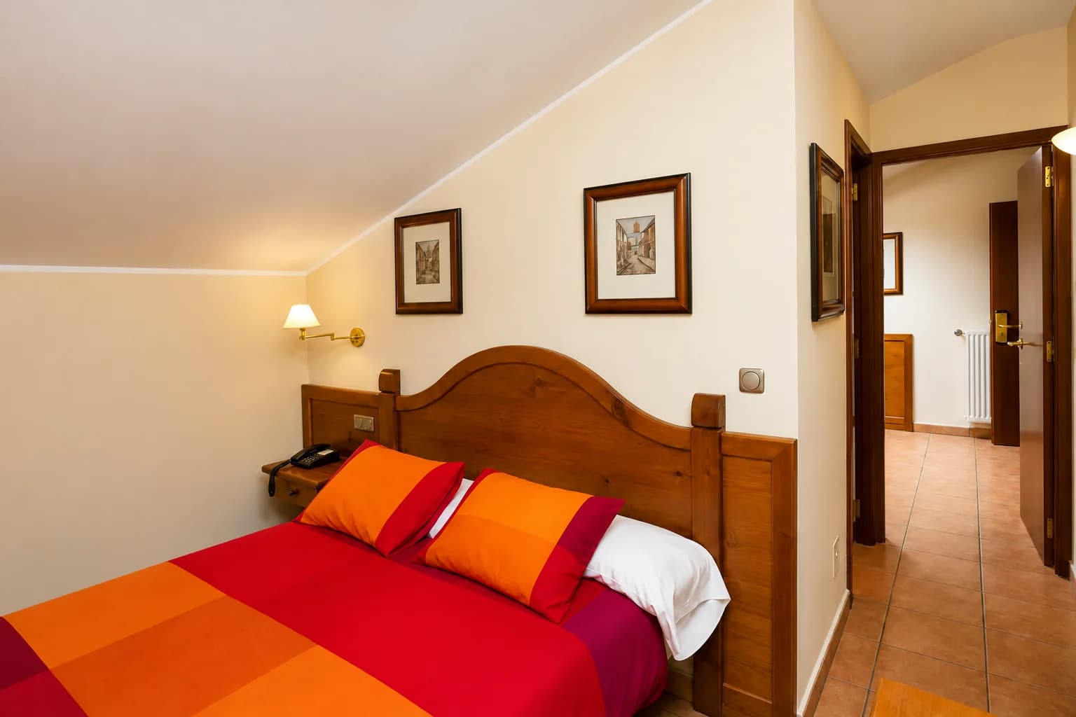 Ejemplo del interior de una habitación del Hotel Montané