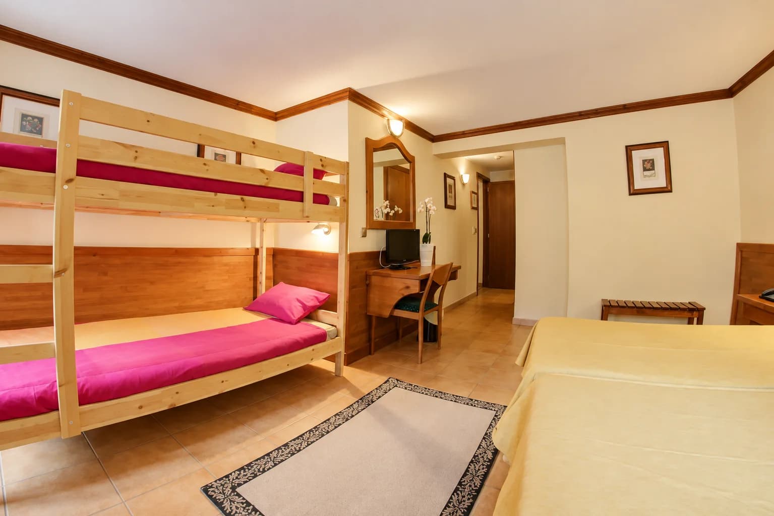 Ejemplo del interior de una habitación del Hotel Montané